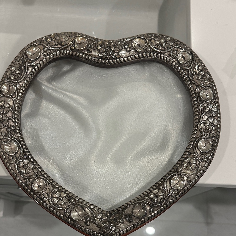 Elegant Silver Heart-Shaped Photo Frame